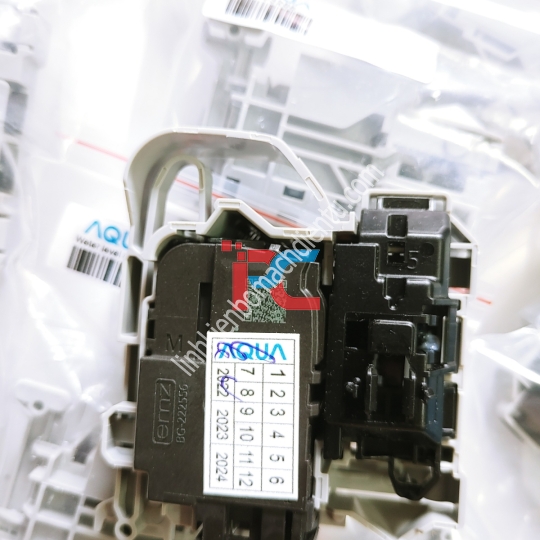 Khoá cửa máy giặt cửa ngang Sanyo - Aqua ( loại bắt gày )