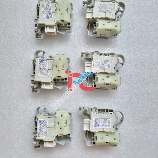 Khoá cửa máy giặt Electrolux vuông 3 chân